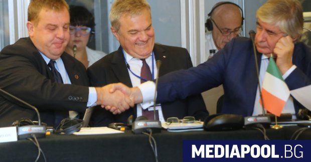 Красимир Каракачанов се ръкува с посланика на Русия Макараов пред