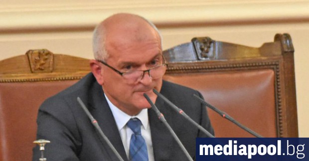 Парламентът ще гласува оставката на председателя Димитър Главчев. Тя беше