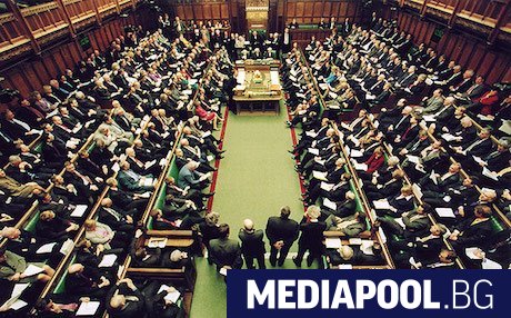 Правителството на британския премиер Тереза Мей избегна бунт в парламента