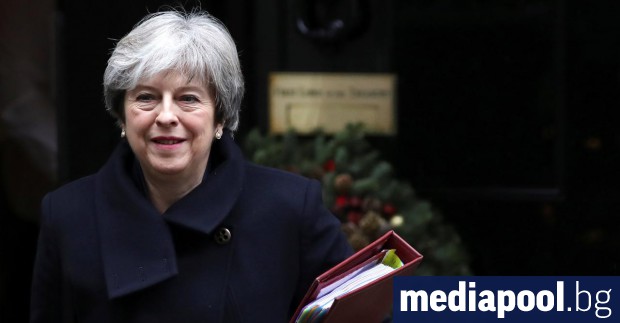 Премиерът Тереза Мей напуска резиденцията си в Лондон в сряда