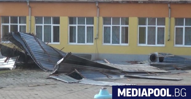 Ураганният вятър отнесе покрива на училището в Карлово сн.БГНЕС Бедственото