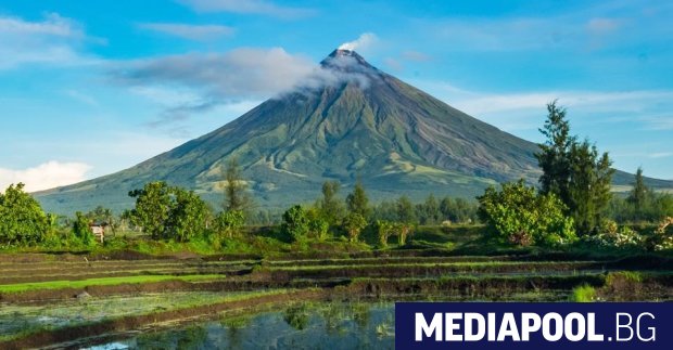 Най-активният вулкан във Филипините Майон изхвърли пепел и пара за