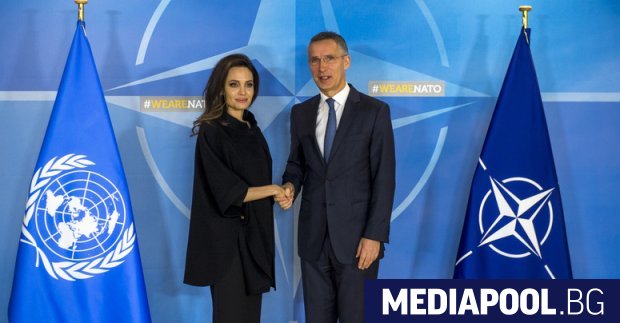 Анджелина Жоли и Йенс Столтенберг Генералният секретар на НАТО Йенс