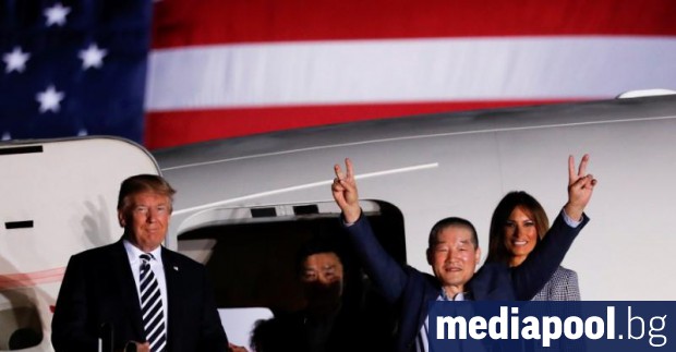Самолетът с тримата американци освободени от Северна Корея се приземи