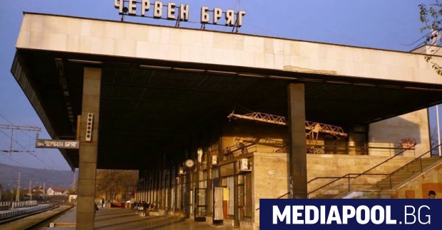 Бързият влак от София за Варна престоява извънредно на гара
