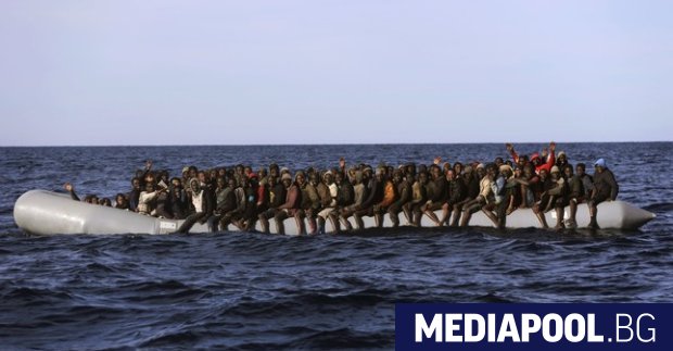 Либийската брегова охрана спря над 500 мигранти в четири надуваеми