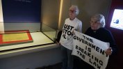 Климатични активистки нападнаха с чук "Магна харта" в Британската библиотека
