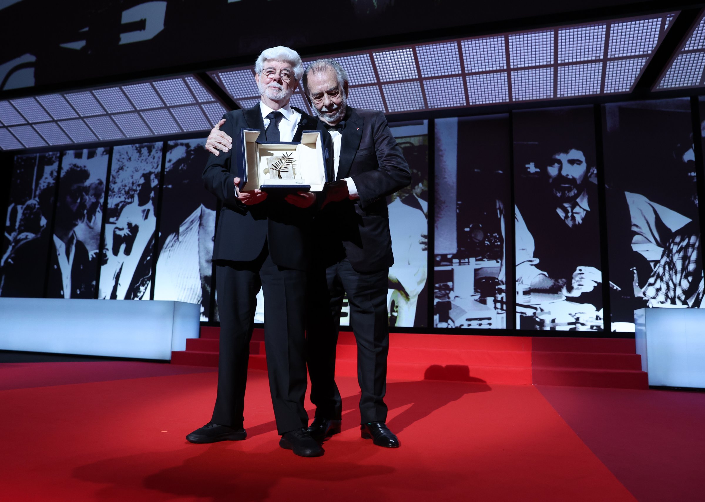 Джордж Лукас взе почетна награда от фестивала в Кан, връчена от Франсис Форд Копола. Сн. ЕПА/БГНЕС