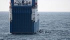 Военни кораби обсадиха похитения от сомалийски пирати украински съд