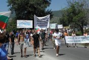 Антиекопротест с депутат от ГЕРБ начело блокира пътя край Симитли