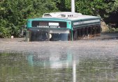 Аварирал водопровод потопи автобус във Варна