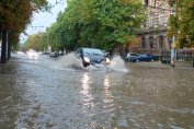 След рекордни жеги лятна буря с проливен дъжд се разрази в Русе и Благоевград