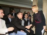 Просветният министър се срещна с "лоялни" студенти, асистира й журналист от ТВ7