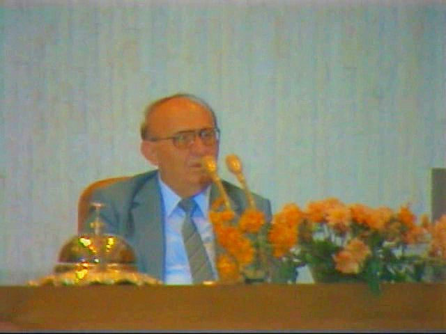 Под съветски натиск 78-годишният лидер на БКП Тодор Живков подава оставка на 9 ноември 1989 г. пред тесен кръг в Политбюро на ЦК на БКП. Кремъл е информиран за събитията от представителя си на КГБ в София, но българските гражданинаучават едва на следващия ден следобед, когато оставката е прокарана пред Ноемврийския пленум на ЦК на БКП, състоял се на 10 ноември 1989 г. в резиденция "Бояна”. Сн. 25freebg.com