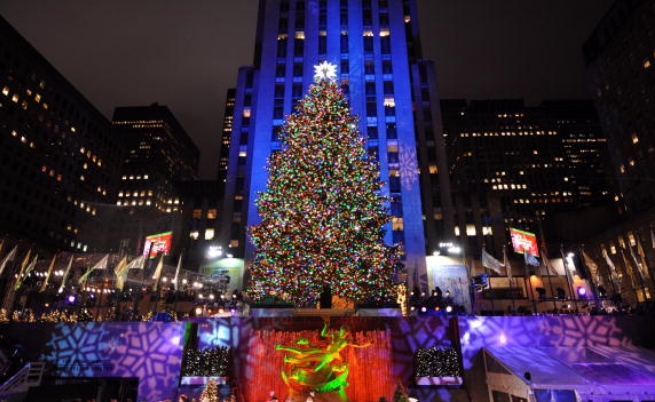Грейна 10-тонната коледна елха на Рокфелер плаза в Ню Йорк