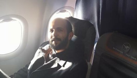 Американският гражданин от йордански произход, който се опитал да нахлуе в пилотската кабина, впоследствие се е успокоил, пише сръбският сайт Блиц