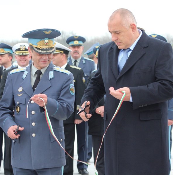 Борисов коментира антитерористичния закон след прерязването на лентата на модернизираното военно летище "Безмер", сн. БГНЕС