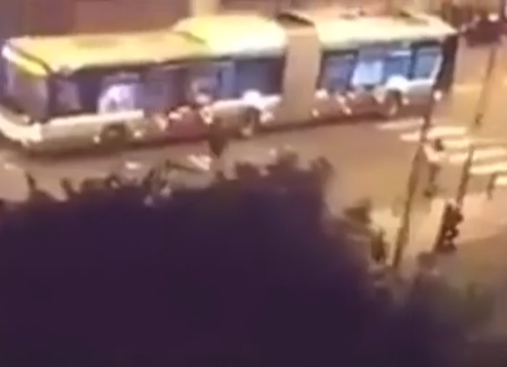 Група нападатели запалиха рейс в Париж с викове "Аллах Акбар"
