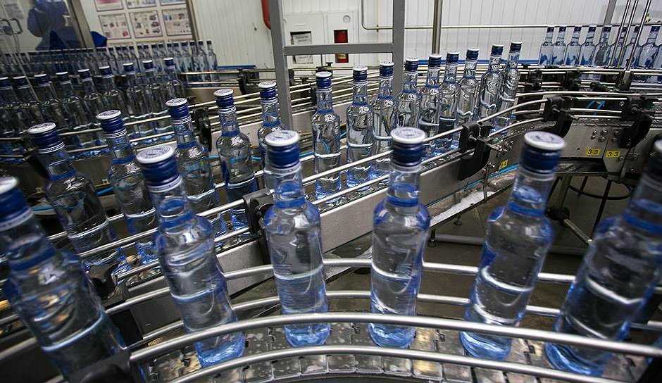 Продажбите на легален алкохол в Русия намаляват за сметка на ментетата