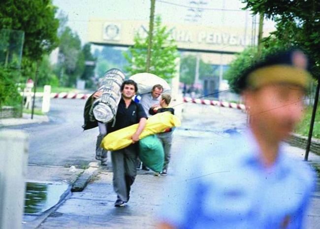 <i>Архивите на Държавна сигурност разкриват, че с принудителното изселване на около 360 000 български граждани от турски произход през лятото на 1989 г. комунистическият режим допълнително е усложнил тежкото икономическо състояние на страната и кризисното положение, в което НРБ изпада още през 1985 г.</i>