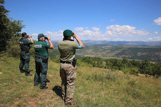Екипи на Фронтекс помагат на българските власти за охрана на границата. 