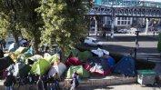 Импровизираните мигрантски лагери в Париж видимо се увеличават
