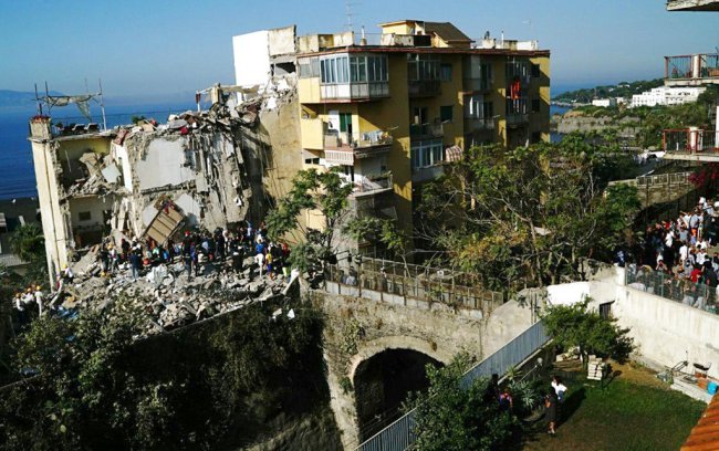 Осем са жертвите в рухналата сграда край Неапол