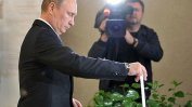"Ведомости": С подаръци и рапъри примамват избиратели пред урните в Русия