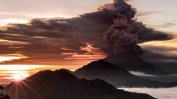 Десетки полети от и до Бали са отменени заради събудил се вулкан