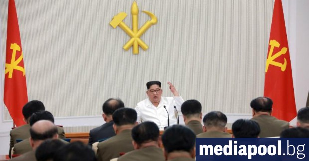 Ким Чен ун по време на заседание с висши военни Тримата