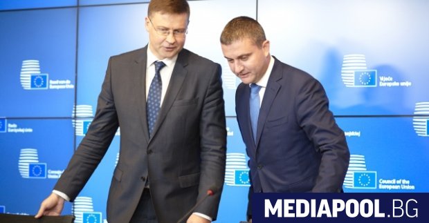 Зам председателят на ЕК Валдис Домбровскис вляво и министър Владислав Горанов