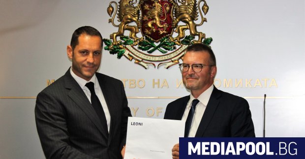 Ралф Зингман вдясно връчва на зам министър Манолев решението за инвестиция