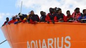 Корабът "Акуариус" промени курса заради неблагоприятните условия в морето