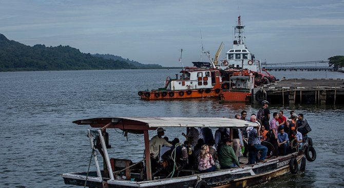 Ферибот с близо 140 души на борда се преобърна край Индонезия