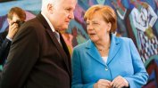 Меркел и Зеехофер се споразумяха, коалицията е спасена