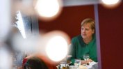 Германските медии се чудят къде е Меркел, съпругът й беше забелязан на почивка без нея