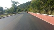 Нов асфалт и шумяща маркировка се слагат край Своге