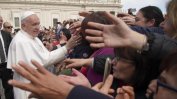 Защо папата отдръпвал ръката си, когато хората искали да целунат пръстена му?