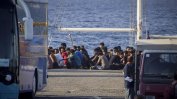 Франция се съгласи да приеме 20 мигранти от блокиран спасителен кораб