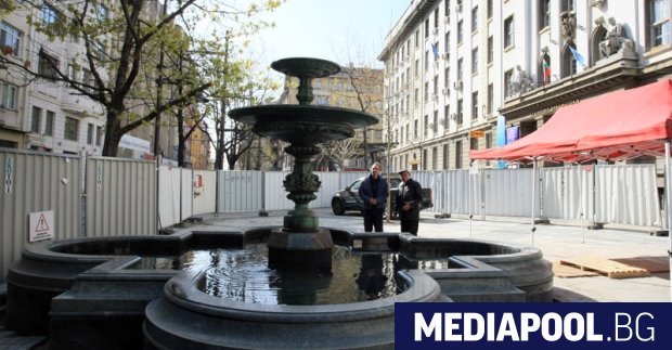 Строителните огради на столичния площад Славейков чийто ремонт продължава вече