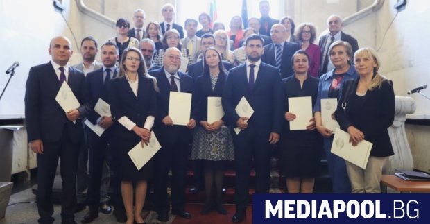 Централната избирателна комисия ЦИК официално обяви имената на 17 те български