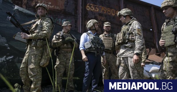 Новият украински президент Володимир Зеленски посети военни позиции в района