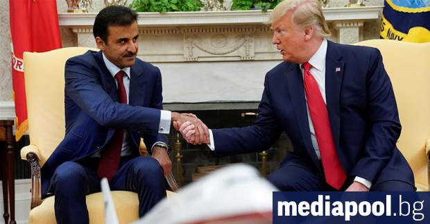 Американският президент Доналд Тръмп посрещна топло в Белия дом емира