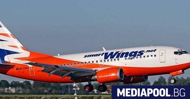 Самолет на чешката авиокомпания Смартуингс Smartwings извърши аварийно кацане малко