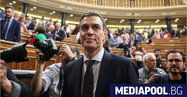 Испанският премиер Педро Санчес обвини крайнолявата партия Подемос че е
