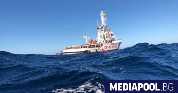 Испанският хуманитарен кораб със 147 спасени мигранти хвърли котва край