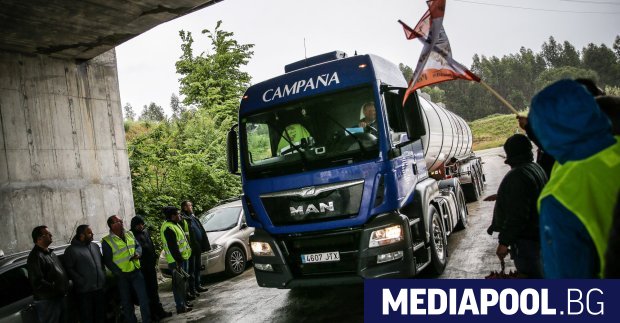 Една част от стачкуващите шофьори на камиони цистерни в Португалия