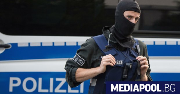 Германската полиция каза че е застреляла мъж който извадил оръжие
