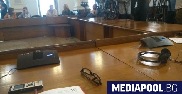 Отвинтване на микрофоните в залата за пресконференции на Министерския съвет