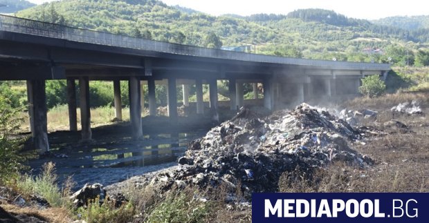 Община Дупница няма средства да изчисти незаконно струпаните отпадъци под